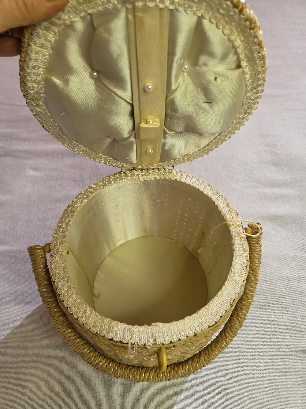 Singer handwoven round